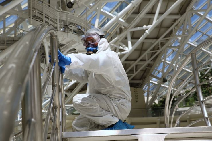 El personal d'Avança, durant el procés de desinfecció de les instal·lacions de Caldea.